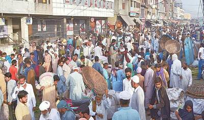 दुनिया में कोरोना का हाहाकार, पाकिस्तान में सजा है लापरवाही का बाजार-PHOTOS