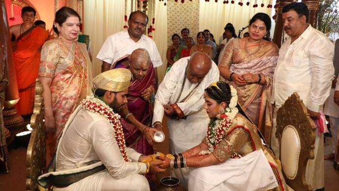 'लॉकडाउन में ये नमूने उत्सव कर रहे हैं,' पूर्वी CM के बेटे की शादी की फोटो देख ऐसे भड़के कुमार विश्वास