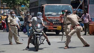 उठक-बैठक से लेकर लाठी की सिकाई तक, लॉकडाउन तोड़ने पर इंडियन पुलिस दे रही ऐसी-ऐसी सजा