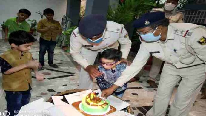 बेटे के बर्थडे का केक लाने जा रहे पिता को पुलिस ने लौटाया, शाम को ऐसी सरप्राइज मिली कि भर आई आंखें