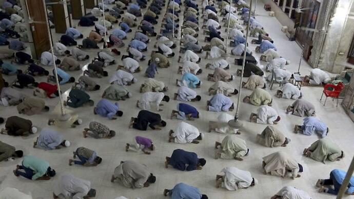 लॉकडाउन के बीच रमजान की शुरुआत, पाकिस्तान में सरकार की बात नहीं मान रहे इमाम, लोगों ने अदा की सामूहिक नमाज
