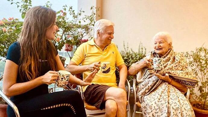 कोरोना से ठीक होने के बाद सामने आई कनिका कपूर की फर्स्ट फोटो, मम्मी पापा के साथ चाय पीती आई नजर