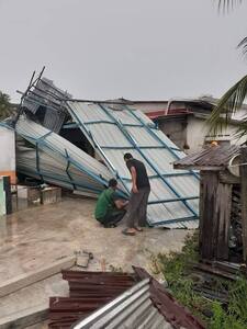 कोरोना से बचने को घरों में बंद थे लोग, तूफान में उड़ी मकानों की छतें, लोगों ने कहा- अब बस भी करो भगवान