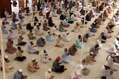 पाकिस्तान के लिए मुसीबत लाया रमजान, डॉक्टरों की बात ना मानना पड़ा इमरान को महंगा; 1 दिन में बढ़े मामले