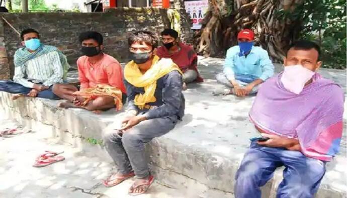 दिल्ली से बिहार जा रहे मजदूर की मौत, साथियों ने कहा-बिस्किट खाकर भर रहे थे पेट