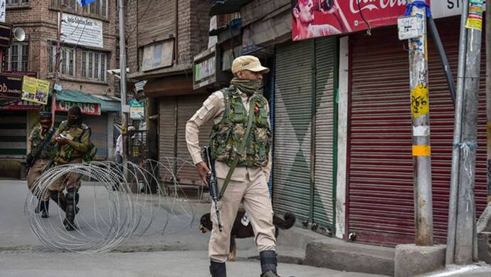 जम्मू-कश्मीर: पुलवामा में मुठभेड़, सुरक्षाबलों ने दो आतंकी मार गिराए