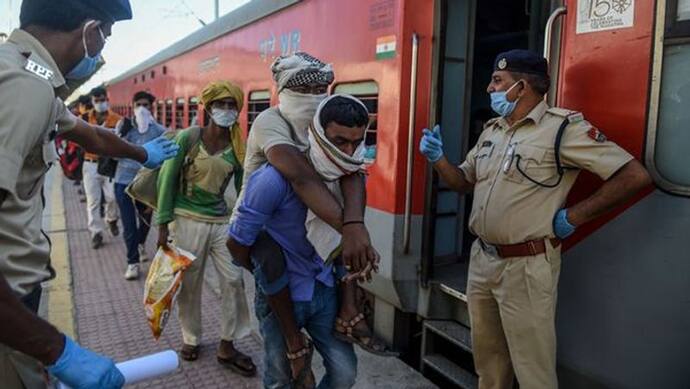 ट्रेन टिकट का खर्च और घर पहुंचने पर 500 रुपए देंगे...मजदूरों को वापस लाने में ऐसे शुरू हुई राजनीति
