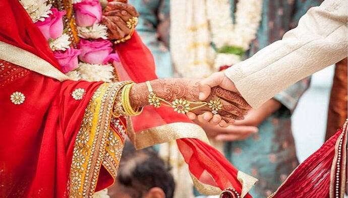नई नवेली दुल्हन के नाराज होने पर अब पति मांग रहा 16 लाख रु., पत्नी के घर के बाहर लगाया बैनर और लाउडस्पीकर
