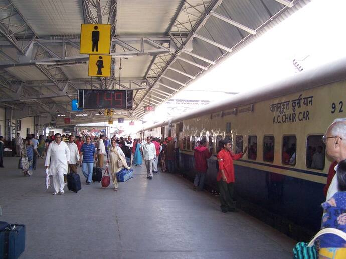 Railway ने मार्च 2020 के बाद  करीब 4 करोड़ वृद्धों से की भारी कमाई, Senior citizen को कब मिलेगी राहत