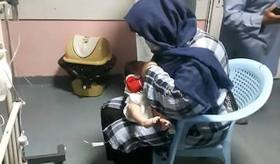 ISIS ने कर दिया 20 बच्चों को अनाथ, अब नवजात शिशुओं को छाती से चिपका कर अपना दूध पिला रही ये महिला