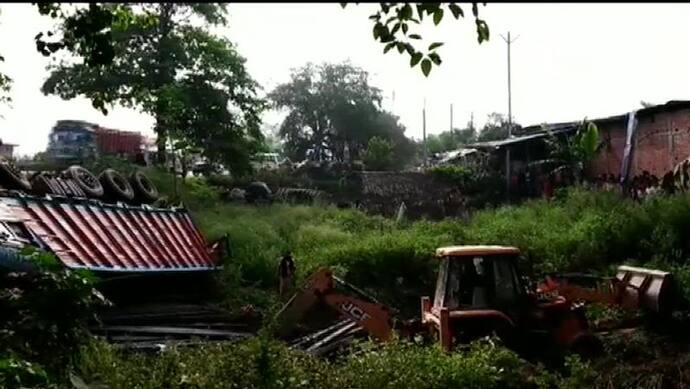 भागलपुरः ट्रक और बस में जोरदार टक्कर, खाई में गिरी लोहे की पाइप से लदी ट्रक, दबने से 9 मजदूरों की मौत