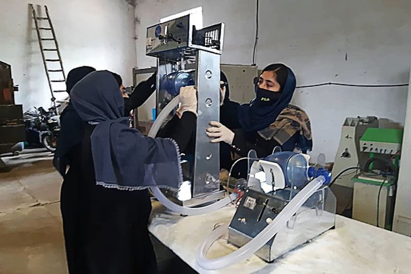 सलाम! एक-एक जान बचाने में जुटीं अफगान की कोरोना वॉरियर बेटियां;कार के मोटर बाइक के चेन से बनाया वेंटिलेटर