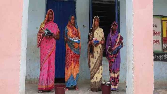 लापरवाही की हदः बिहार के क्वारेंटाइन सेंटर में महिलाओं को पहनने के लिए साड़ी के बदले दी गई लुंगी