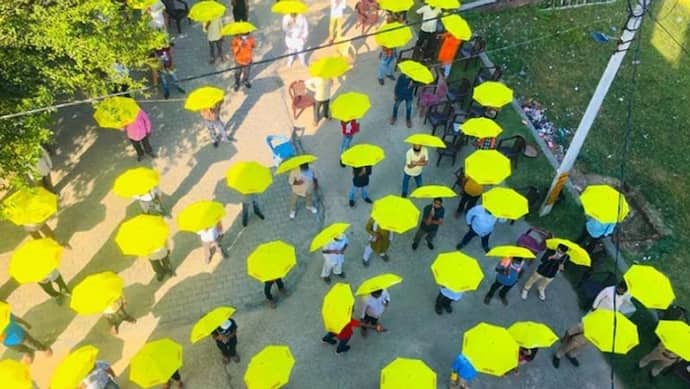 BJP विधायक ने शुरू किया अनोखा अभियान, लोगों में बांटे 1000 छाते, कहा-सोशल डिस्टेंसिंग का होगा पालन
