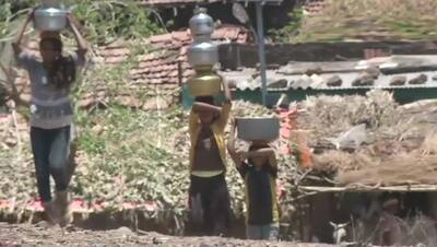 गर्मी के कहर से झुलसे लोग, पानी के लिए मशक्कत; 3 किमी तक पैदल चलकर पीने का पानी लाते हैं लोग