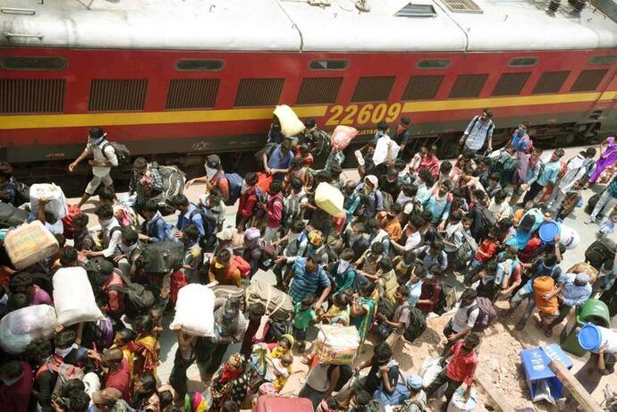 रेलवे की अपील- गर्भवती महिलाएं, बीमार, 65 साल से अधिक के बुजुर्ग और 10 साल से छोटे बच्चे यात्रा से बचें