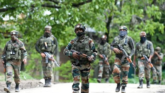 कश्मीरः सेना ने कुलगाम में हिज्बुल के दो आतंकियों को किया ढेर, परिवार करते रहे सरेंडर करने की अपील
