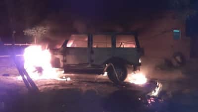 युवक को पेड़ से बांध कर जिंदा जलाया, आक्रोशित ग्रामीणों ने पुलिस पर किया पथराव; गाड़ियों में लगाई आग