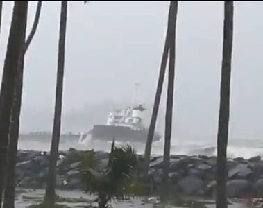 कहीं उखड़े पेड़, तो कही उड़ी छत, समुंद्र में फंसी जहाज... निसर्ग से कांपी मुंबई,देखिए तूफान की तबाही