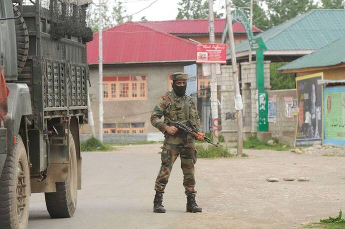 पाकिस्तान ने जम्मू-कश्मीर के पुंछ में फिर किया सीजफायर उल्लंघन, भारतीय सेना कर रही जवाबी कार्यवाही