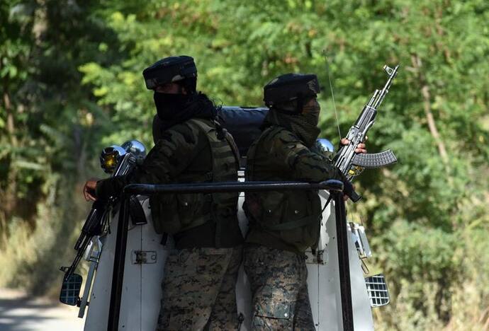 जम्मू-कश्मीर में सुरक्षाबलों को बड़ी सफलता, हिजबुल मुजाहिदीन का आतंकवादी जिंदा पकड़ा गया, खुलेंगे कई राज