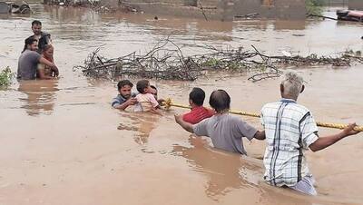 गुजरात में बारिश का तांडव, फटे बादल..घरों में घुसा पानी, तस्वीरों में देखिए जान बचाकर भागे लोग