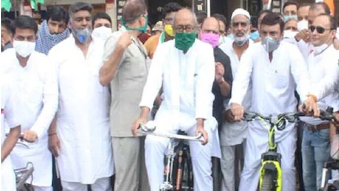 पेट्रोल-डीजल के बढ़े दाम के खिलाफ कांग्रेस का साइकिल मार्च, दिग्विजय सिंह समेत 150 कार्यकर्ताओं पर FIR