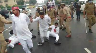 लखनऊ विधानसभा के सामने पुलिस ने किया सपाइयों पर लाठी चार्ज, डीजल पेट्रोल की बढ़ी कीमतों के खिलाफ दे रहे थे धरना