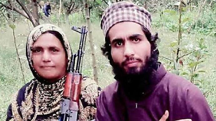 जम्मू कश्मीर: पुलिस ने आतंकवादी की मां को किया गिरफ्तार, एके-47 के साथ महिला की फोटो भी की जारी