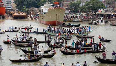 बांग्लादेश : दो नावों की हुई टक्कर, एक पलटकर पानी में समा गई, 30 यात्रियों की मौत, कई लापता
