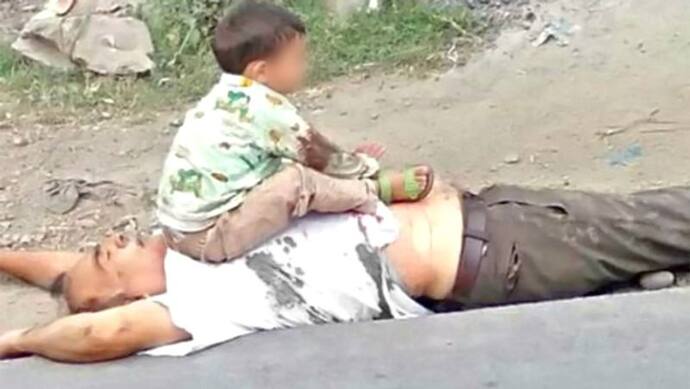 आंतक के बीच झकझोर देने वाली तस्वीरः आतंकी हमले में सिविलियन की मौत, 3 साल का बच्चा नाना को जगाता रहा