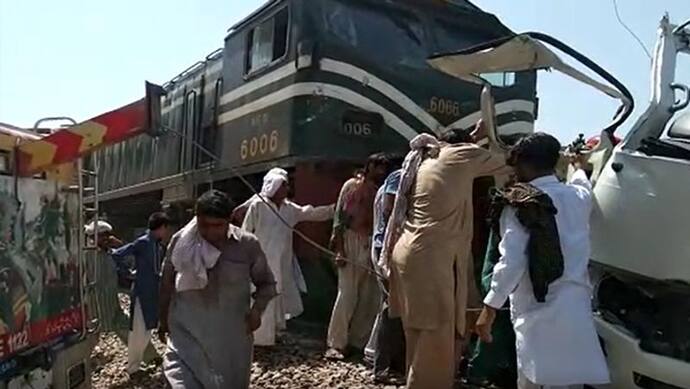 पाकिस्तान : ट्रेन और बस की टक्कर में 29 तीर्थयात्रियों की मौत, सभी ननकाना साहिब से लौट रहे थे