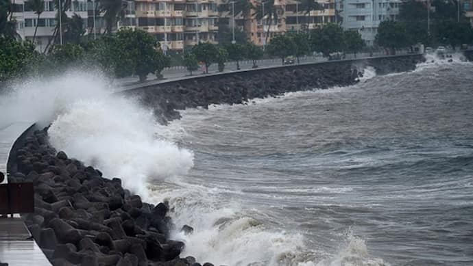 Mumbai Weather : समुद्र में उठीं ऊंची लहरें, हो सकती है भारी बारिश, रेड अलर्ट जारी