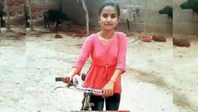 12 किमी साइकिल से स्कूल जाने वाली भिंड की बेटी ने रचा इतिहास, पूरा गांव मना रहा जश्न..रो पड़े पिता