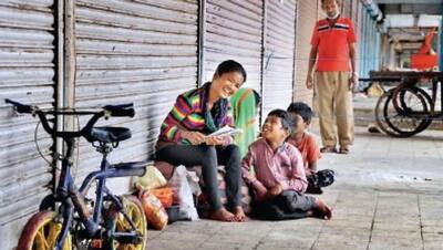 फुटपाथ है इस लड़की का घर, जब चाहे पुलिस या निगम के कर्मचारी हटाने आ जाते हैं, फिर भी खुश रहकर पढ़ाई में गाड़े