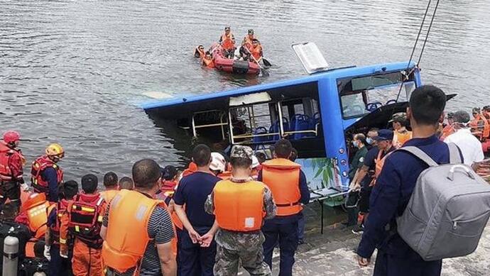 चीन में बड़ा हादसा: छात्रों को स्कूल ले जा रही बस झील में गिरी, 21 की मौत; 15 जख्मी