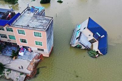 कोरोना फैलाने वाले पर प्रकृति का कहर, बारिश में बह गए 17 हजार घर, 36 मिलियन लोग प्रभावित, देखें Photos