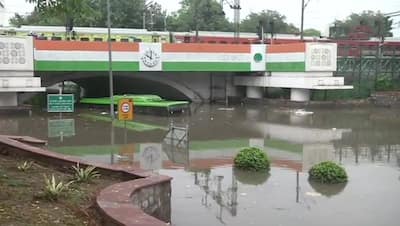 बारिश से बेहाल दिल्ली, कहीं पर डूबी बस तो कहीं तैरती मिली लाश, ऐसा दिखा नजारा