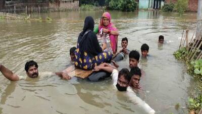 बाढ़ में डूबा यह गांव, प्रेग्नेंट महिला के पेट में हुआ दर्द, घरवालों ने बनाई ट्यूब की नाव, ऐसे ले गए अस्पताल