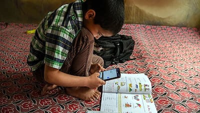 बच्चा कर सके ऑनलाइन पढ़ाई इसलिए महज इतने रुपए में ही बेच दी गाय, खरीदा स्मार्टफोन