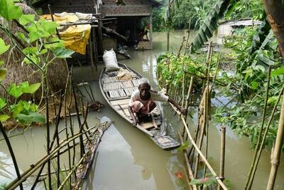 कुदरत के कहर की 10 तस्वीरें: कहीं बाढ़ से तबाह हुए घर तो कहीं नाव पर गुजर करने को मजबूर लोग