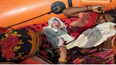 NDRF की रेस्क्यू बोट पर बच्ची को दिया जन्म,हेलीकॉप्टर से पहुंचाए गए फूड पैकेट्स, देखिए बाढ़ की तस्वीरें