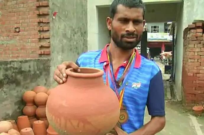भारत के लिए गोल्ड जीतने वाले खिलाड़ी को बेचने पड़ रहे मिट्टी के घड़े, ये है असली वजह