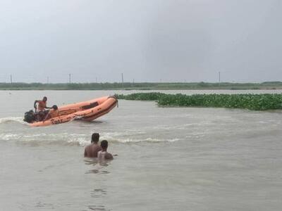 बाढ़ से ऐसी हुई जिंदगी,भैस की पूछ के सहारे गंगा पार कर रहा वृद्ध डूबा, जानें कहां-कहां पानी में डूब मरे 21 लोग