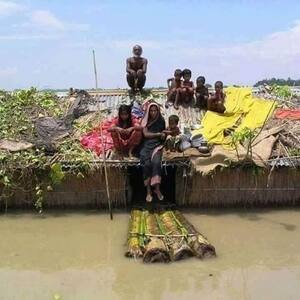 बाढ़ में डूबी झोपड़ी पर हफ्तों बैठा रहा परिवार...दर्दनाक तस्वीर देख रो पड़े लोग, क्या बिहार के हैं ये हालात?
