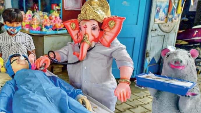 अब खत्म होगा कोरोना: भगवान गणेश PPE किट पहन कर रहे मरीजों का इलाज, पास में डॉक्टर ट्रे ले खड़े मूषक