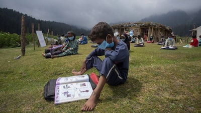 कश्मीर में बच्चे नहीं ले पा रहे थे ऑनलाइन क्लासेस तो खुले आसमान को ही बना लिया स्कूल, PHOTOS