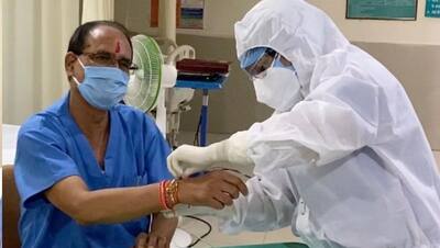 CM  शिवराज ने अस्पताल में नर्स से बंधवाई राखी, भावुक होकर बोले-जिन बहनों से नहीं मिल सका क्षमा करना