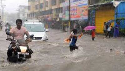 मुंबई में बारिश का कहर: थम गई मायानगरी की रफ्तार, चारों तरफ पानी ही पानी..देखिए तबाही की तस्वीरें