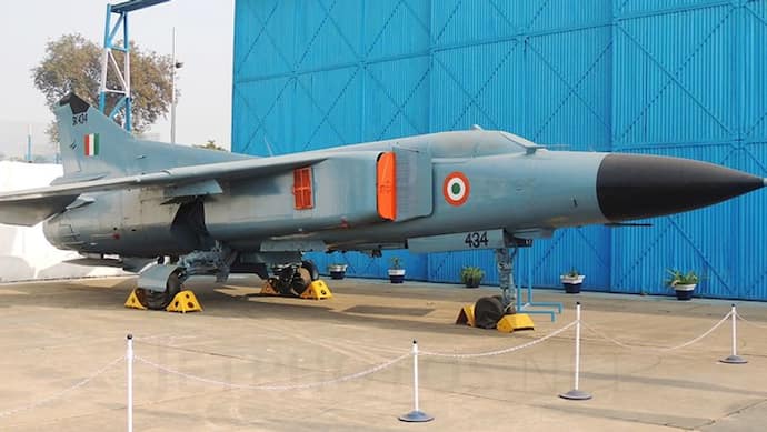 अलीगढ़ यूनिवर्सिटी में खड़े मिग 23 लड़ाकू विमान को olx पर बेचने के लिए डाला एड, लगाई इतनी कीमत